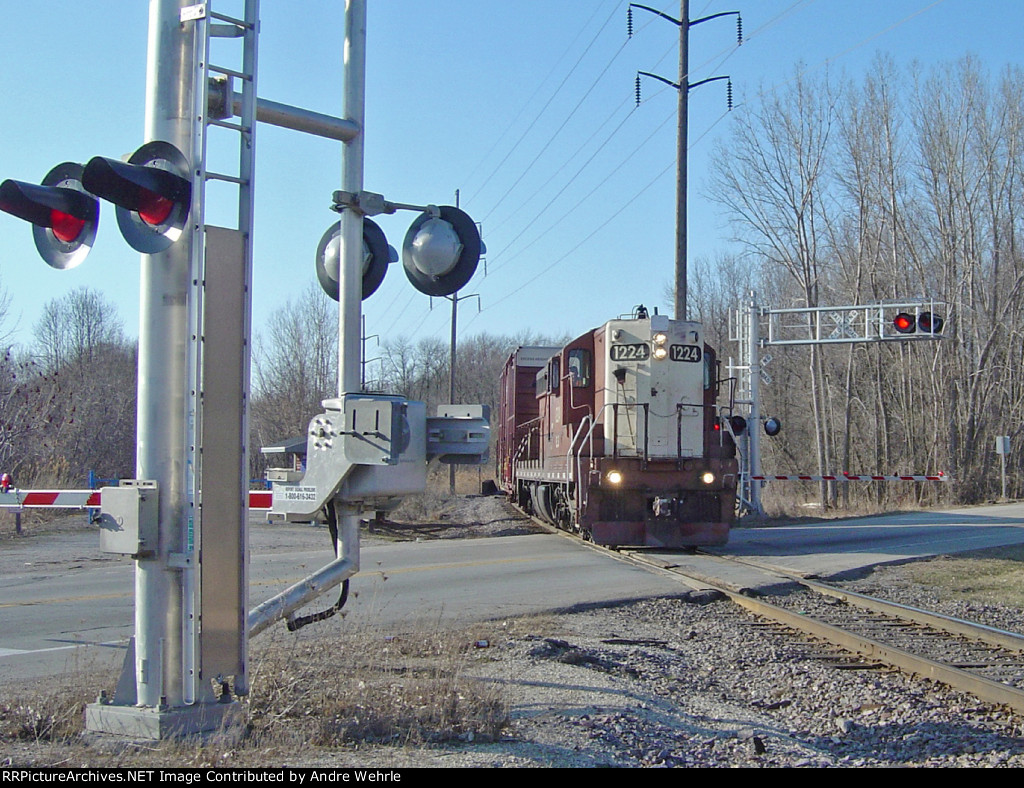 ELS 1224 crossing Lakeview Drive on the CN Marinette Sub
